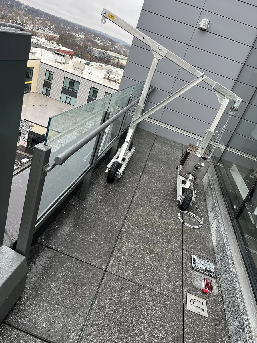 Rooftop outrigger equipment