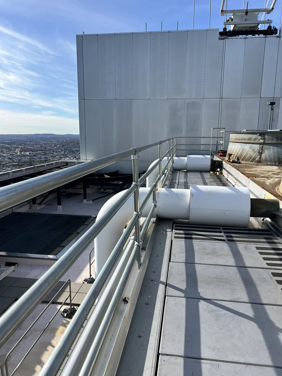 Guardrail protecting the edge of an elevated rooftop route.
